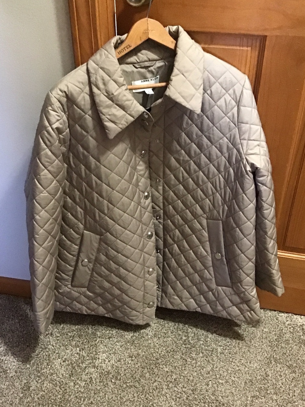 Gorgeous Anne Klein Quilted Snap-Front Jacket in Taupe